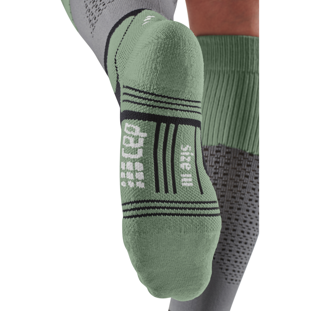 Hiking socks and their specifics: How do they differ from regular socks?
